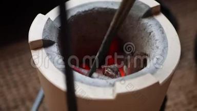 茶道大师在陶土炉上为中国茶道准备热炭。 4k